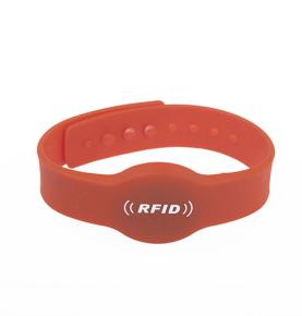 RFID silikónový embosovaný náramok s prackou