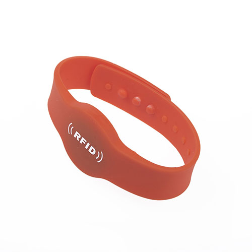 RFID silikónový embosovaný náramok s prackou 2