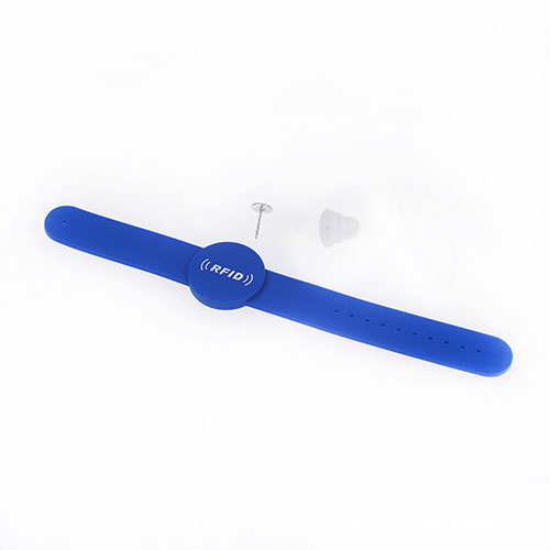 Prispôsobený PVC náramok <a href=https://rfid-life.com/RFID-Wristband.html target='_blank'>RFID náramok</a> OEM
