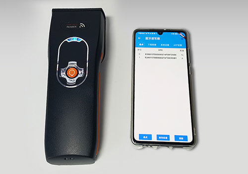 Prenosná bluetooth 4-metrová nastaviteľná vzdialenosť 80 metrov 960 MHz 30 dBm ručná UHF RFID čítačka pre inventár 6